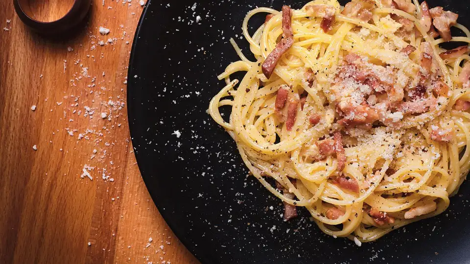 Spaghetti alla carbonara sul TV del locale